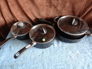 lot 263 image: ASSORTMENT OF POTS WITH LIDS & SKILLET NO LID