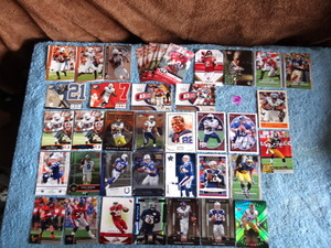 lot 265 image: NICE ASSORTMENT OF FOOTBALL CARDS INCLUDING MULTIPLE TOM BRADY CARDS (MANY ALL STARS)