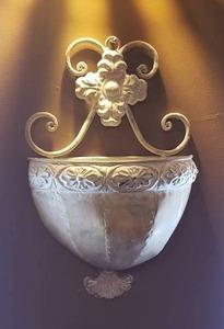 lot 159 image: Decorative 18 Wall Planter