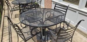 lot 189 image: 4 Metal Patio Table with 4 Chairs