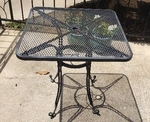 lot 191 image: 28 x 28 Metal Patio Table