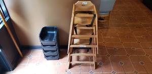 lot 211 image: Lot of 3 High Chairs and 4 Booster Seats