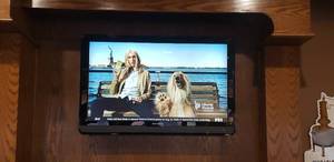 lot 225 image: Magnavox 42 TV
