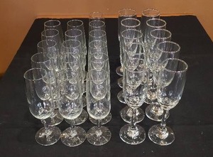 lot 253 image: Lot of 26 Champagne Flutes