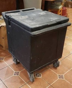 lot 384 image: Carlisle Cateraide Ice Caddy