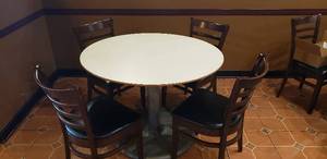 lot 103 image: Round Table with 4 Chairs - 41.5 Diameter