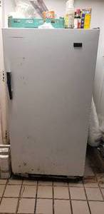 lot 8 image: Magic Chef Upright Freezer