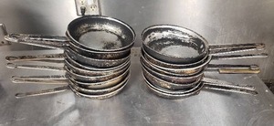 lot 25 image: Lot of 17 Aluminum 8 Pans