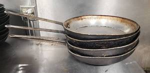 lot 27 image: Lot of 4 Aluminum 14 Pans