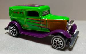 lot 27 image: Rare Vintage 1988 Toys R Us Geoffrey Hot Wheels Car