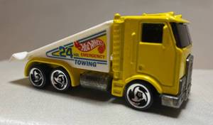 lot 31 image: 1986 Hot Wheels 24hr Emergency Towing Truck