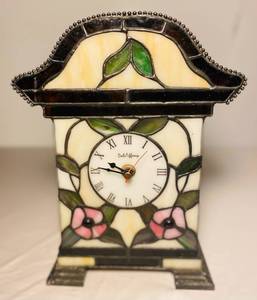 lot 5 image: Vintage Dale Tiffany Lighted Clock Stained Glass Pansy Blossoms