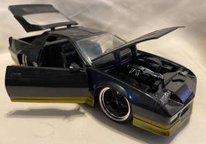 lot 97 image: 1985 Chevy Camaro With Removable T-Tops 124 Die Cast Car
