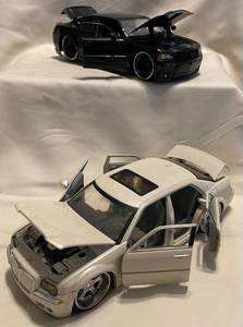lot 98 image: 2006 Dodge Charger SRT8 124 Die Cast Car 2005 Chrysler 300C Hemi 124 Die Cast Car