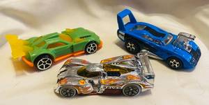 lot 284 image: Hot Wheels 2010 #7 Race Car 2003 Dodge Daytona Race Car, and 2019 Race Car (plastic)