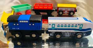 lot 288 image: Wooden Train Set 6 pieces with Magnetic Connectors