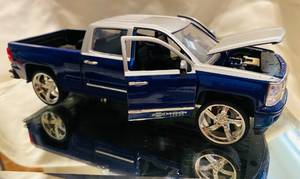 lot 35 image: 2014 Chevy Silverado Scale 124 die Cast Truck by JADA