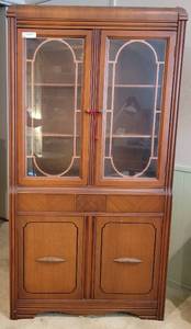 lot 1 image: VINTAGE CABINET WITH WATERFALL STYLE TOP AND GLASS TOP WINDOWS.
