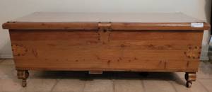 lot 5 image: VINTAGE CEDAR CHEST WITH CASTERS.