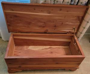 lot 14 image: VINTAGE SMALL CEDAR CHEST WITH SIDE HANDLES.