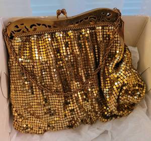 lot 25 image: VINTAGE EVENING PURSE  HANDBAG WITH BRASS CONSTRUCTION.