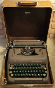 lot 29 image: VINTAGE MID-CENTURY SMITH CORONA SILENT TYPEWRITER WITH ORIGINAL CASE. SEARCH IT UP