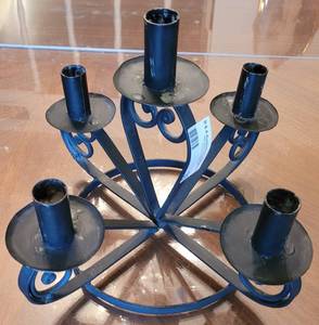 lot 33 image: WROUGHT IRON-STYLE CANDLE HOLDER.