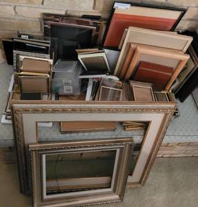lot 34 image: LOT OF PICTURE FRAMES IN VARIOUS STYLES AND SIZES. GENEROUS COUNT