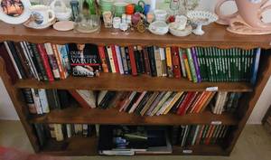 lot 40 image: VINTAGE WOOD SHELF WITH CARVED EDGE DESIGN. CONTENTS NOT INCLUDED