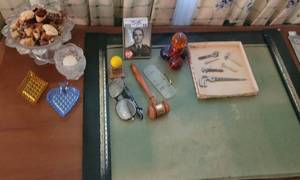 lot 44 image: MIXED LOT INCLUDING VASE, CANDLE HOLDER, GAVEL AND MORE. (PICTURE SHOWN NOT INCLUDED) ONLY FRAME.