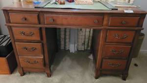 lot 45 image: VINTAGE WOOD DESK WITH MULTIPLE DRAWERS.