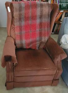 lot 46 image: CLOTHUPHOLSTERED RECLINER AND ROCKING CHAIR.