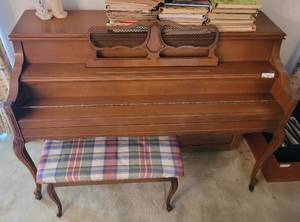 lot 50 image: VINTAGE CONN UPRIGHT PIANO WITH PADDED SEAT BENCH WITH STORAGE. CHECK IT OUT