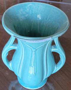 lot 53 image: VINTAGE 1940S MCCOY POTTERY DOUBLE HANDLE KNOT FLOWER 8 VASE. LOOK IT UP