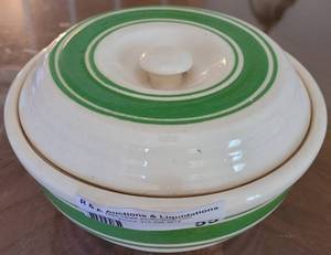 lot 55 image: VINTAGE 1930S - 1940S HALL CASSEROLE WITH LID.