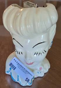 lot 58 image: VINTAGE 1940S VASE.