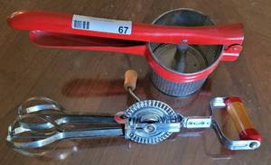lot 67 image: VINTAGE KITCHEN UTENSILS INCLUDING AN ORANGE JUICE MAKER AND HAND-CRANK MIXER. POSSIBLY 1930S.