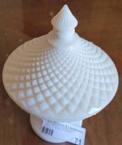 lot 71 image: VINTAGE 1950S WESTMORELAND MILK GLASS ENGLISH HOBNAIL CANDY DISH WITH LID.