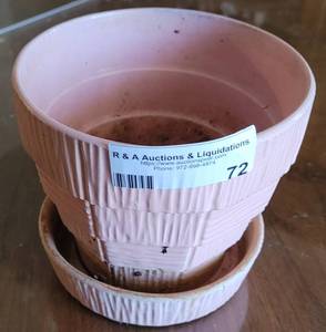 lot 72 image: VINTAGE 1940S - 1950S MCCOY POTTERY BASKET WEAVE PLANTER WITH ATTACHED SAUCER.