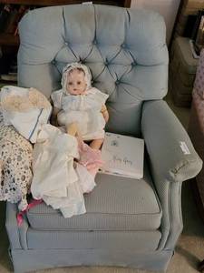 lot 81 image: CLOTHUPHOLSTERED ROCKING CHAIR. OTHER ITEMS NOT INCLUDED.