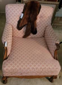 lot 83 image: UPHOLSTERED ACCENT CHAIR WITH WOOD FRAME.