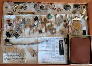 lot 84 image: LOT OF VINTAGE STICKPINS AND MORE IN DISPLAY BOX.