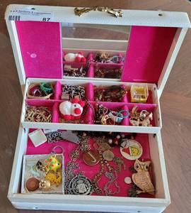 lot 87 image: JEWELRY BOX WITH CONTENTS.