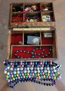 lot 88 image: WOODEN JEWELRY BOX WITH CONTENTS.