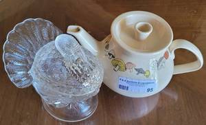 lot 95 image: FRANCISCAN OVEN SAFE TEAPOT AND GLASS TURKEY DISH.