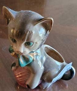 lot 99 image: VINTAGE 1940S DECORATIVE CERAMIC PLANTER.