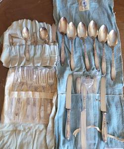 lot 100 image: LOT OF VINTAGE ROGERS SILVER PLATE FLATWARE.