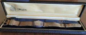 lot 104 image: VINTAGE GRUEN WATCH WITH EXTRA BAND AND ORIGINAL BOX.