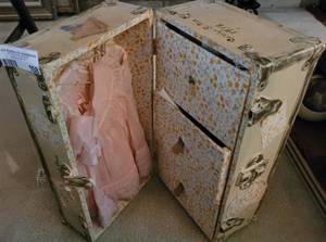 lot 108 image: VINTAGE DOLL CLOTHES IN TRUNK.