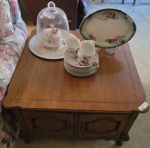 lot 115 image: VINTAGE SQUARED ACCENT TABLE.